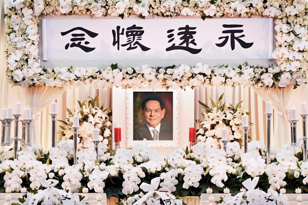 享年75歲的前全國政協常委、商人何柱國昨日設靈,靈堂以白色鮮花及簡約為主調。