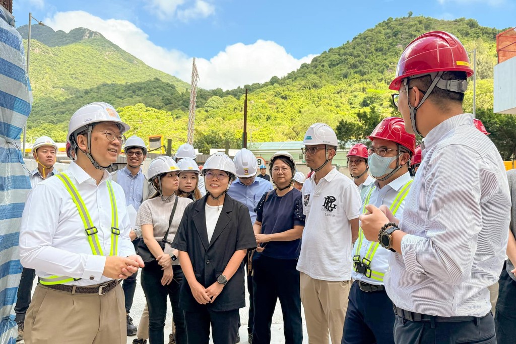 早前房屋局副局長戴尚誠前往正在興建的馬鞍山「錦柏苑」地盤視察。何永賢fb圖片