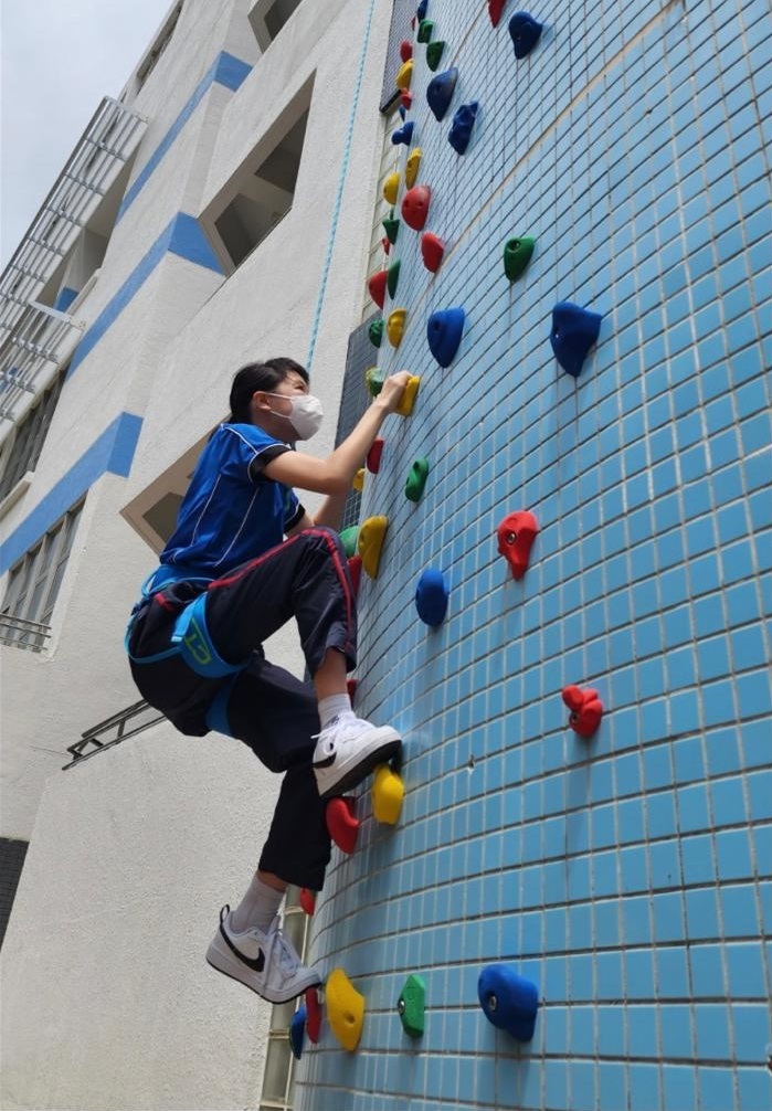 學校課外活動多元化，新增攀石牆加強學生體能訓練。