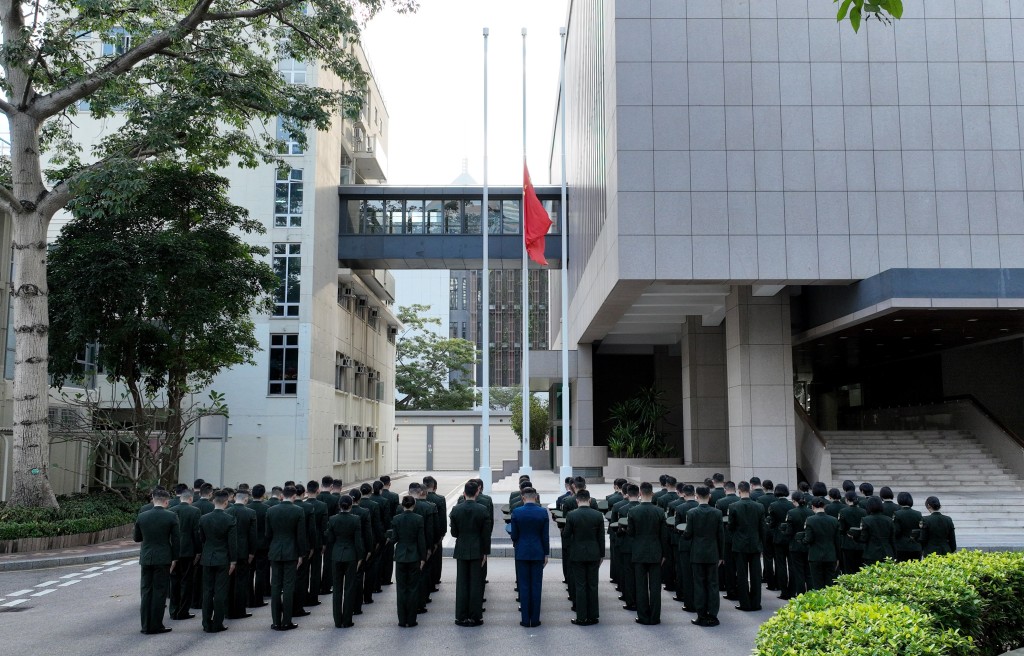 駐香港部隊領導機關、官兵代表在中環軍營、中區軍用碼頭，陸海空軍部隊官兵在昂船洲、石崗、新圍等軍營，組織下半旗和默哀儀式，向在香港大埔宏福苑火災中遇難人員和殉職消防員致以深切哀悼。政府新聞處