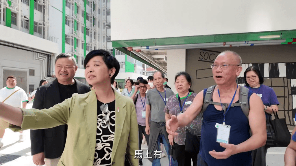 有街坊問她「可否即場填表?」,房屋局的同事亦即時上前幫手。 有街坊問她「可否即場填表?」,房屋局的同事亦即時上前幫手。