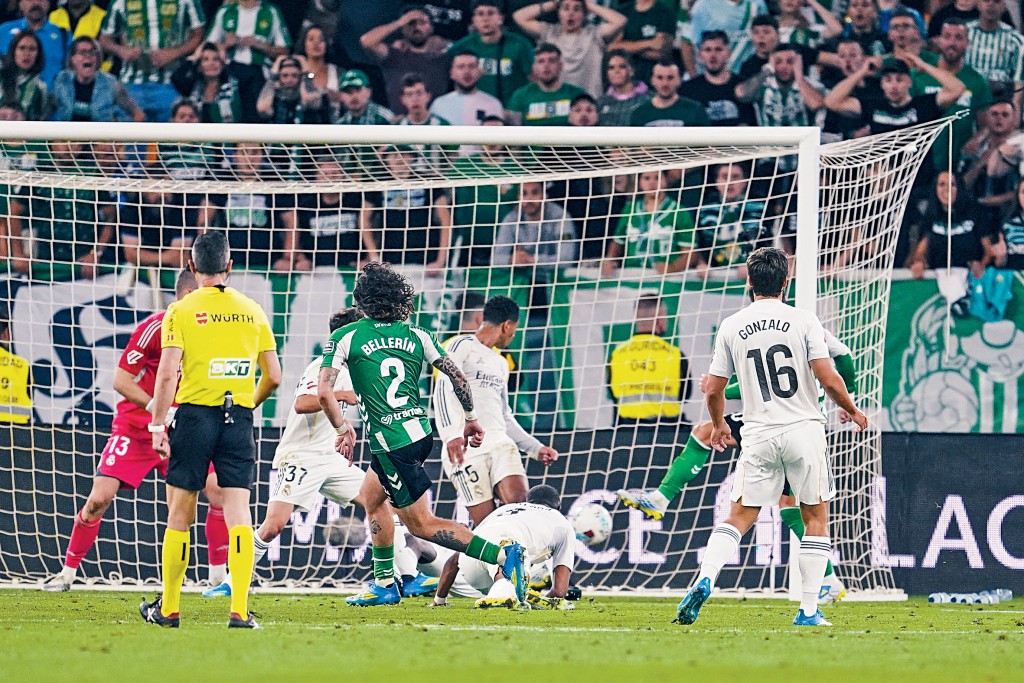 皇馬補時階段被貝迪斯守將比利連(綠衫2號)攻破大門，最終賽和1：1。