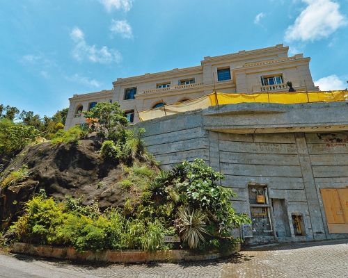 高銀潘蘇通南區深水灣道七十五號洋房，以公司股權形式售出。