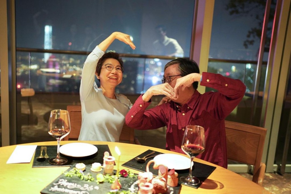 麥生麥太學擺心心手勢。