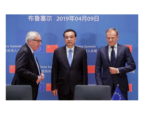 歐洲理事會主席圖斯克（右一）及中國國務院總理李克強（中）。AP