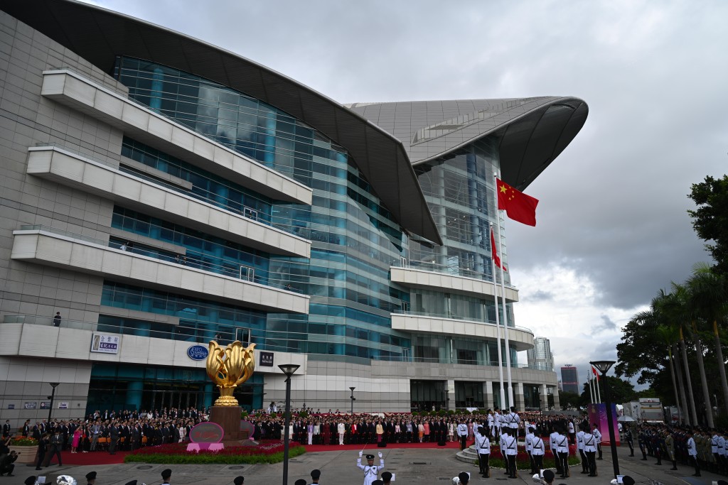 灣仔金紫荊廣場舉行升旗儀式。蘇正謙攝 灣仔金紫荊廣場舉行升旗儀式。蘇正謙攝