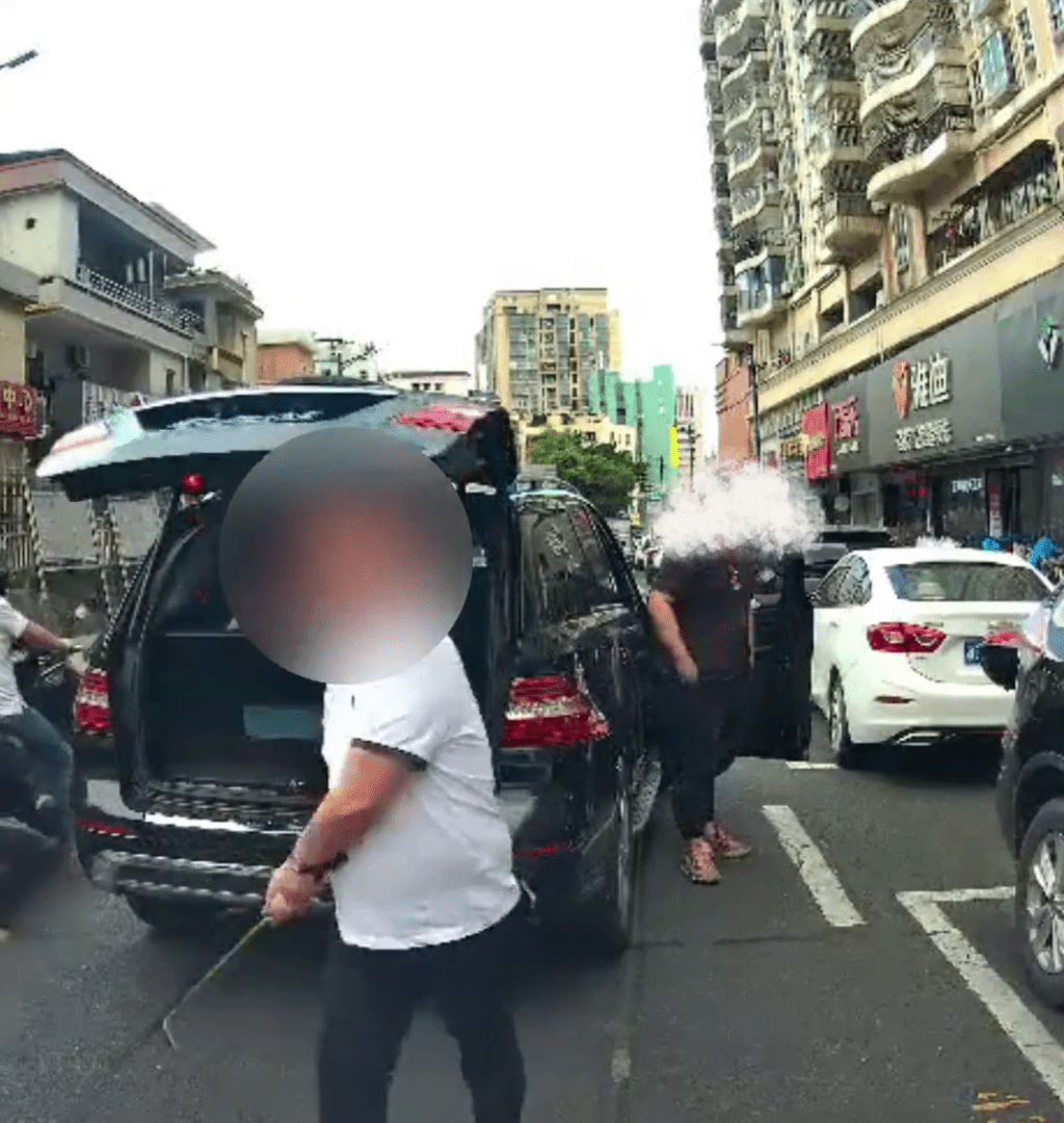 狂躁司機在車尾箱拿出高爾夫球桿。 狂躁司機在車尾箱拿出高爾夫球桿。