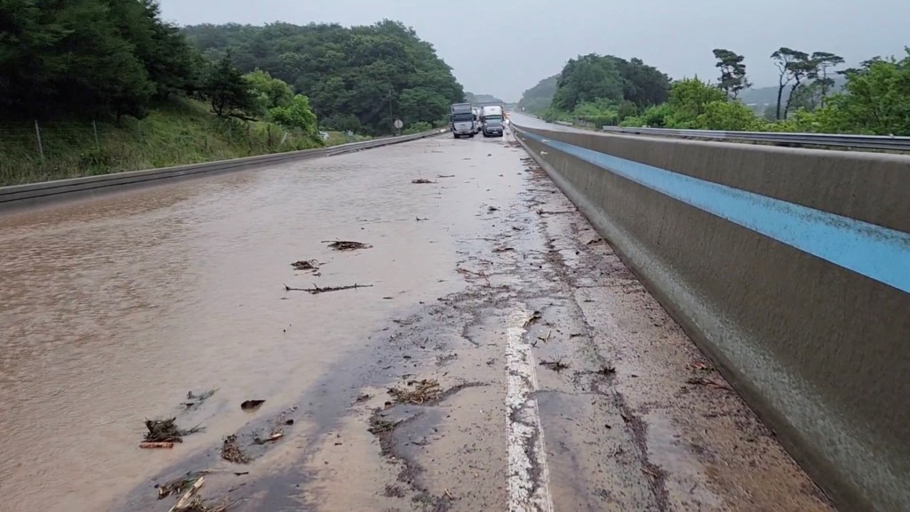 南韓暴雨,唐津市公路水浸。 路透社 南韓暴雨,唐津市公路水浸。 路透社