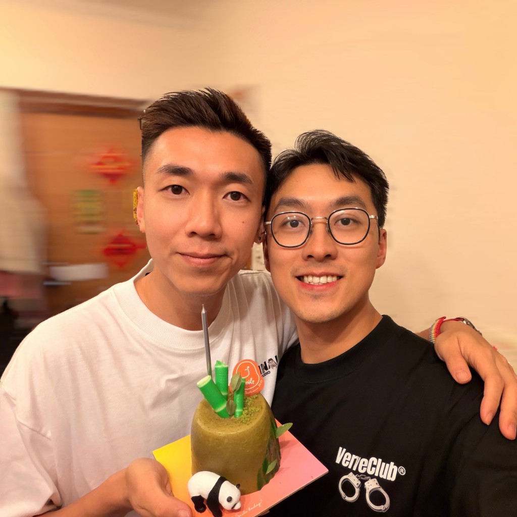 陳書君（左）手捧精緻熊貓造型蛋糕，與未婚夫Steven甜蜜搭肩合照，展現兩人日常溫馨浪漫一幕。（影片截圖：《生死下午茶》）
