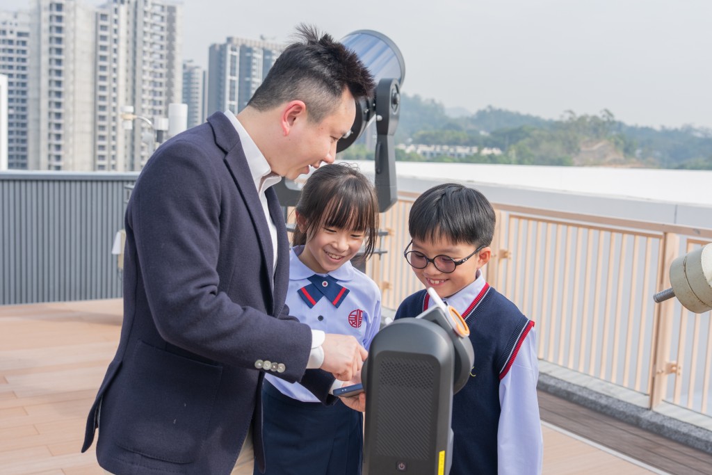 胡校长在学校的天文公园介绍校方为天文课程而准备的设备。（图片来源：《亲子王》）