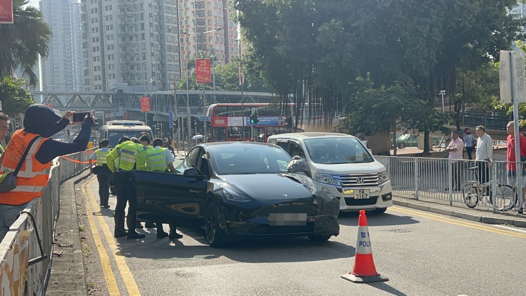 Tesla撞倒过路女学生。林思明摄