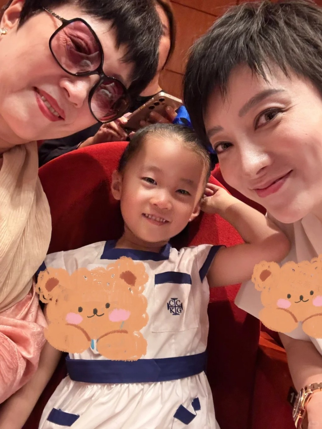 李天縱三代同堂。 李天縱三代同堂。