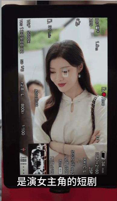 吳沚默白色行政套裝展現成熟一面，十足霸道女總裁。