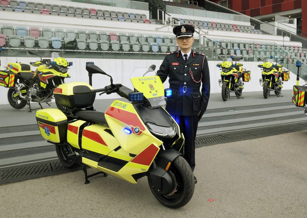 消防處助理處長（救護）吳孝銘宣佈消防處將引入2輛由電池推動的快速應變電單車。 陳浩元攝