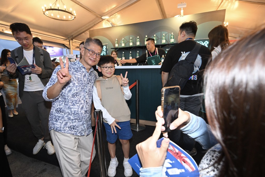 陳茂波在美酒佳餚巡禮活動上，與其他參加的市民合照。（陳茂波網誌圖片）