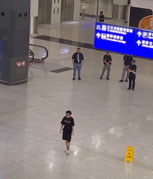 黑衣男機場喪煲煙爆粗挑釁保安 軍裝警持盾到場最後咁處理 目擊者:成個機場震撼晒。Threads截圖 黑衣男機場喪煲煙爆粗挑釁保安 軍裝警持盾到場最後咁處理 目擊者:成個機場震撼晒。Threads截圖