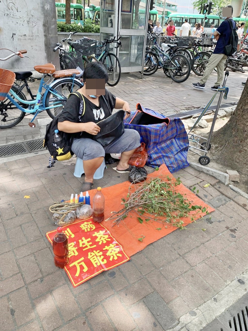 地攤左上角還放有兩支藍色樽裝噴劑,和兩支 容量較少的黃色樽裝噴劑。網上截圖 地攤左上角還放有兩支藍色樽裝噴劑,和兩支 容量較少的黃色樽裝噴劑。網上截圖