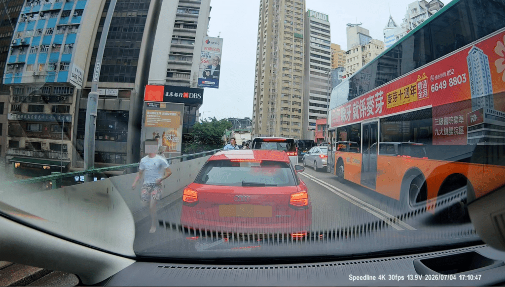 疑有兩名警員迎面跑近,涉案男子立即掉頭逃去。 車cam L(香港群組)影片截圖 疑有兩名警員迎面跑近,涉案男子立即掉頭逃去。 車cam L(香港群組)影片截圖