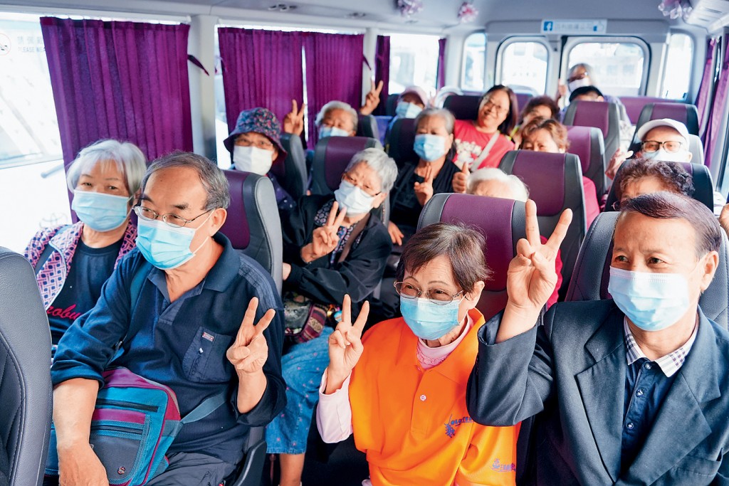 東華三院王澤森長者地區中心在政府資助下，租用小巴分批接送長者前往票站投票。