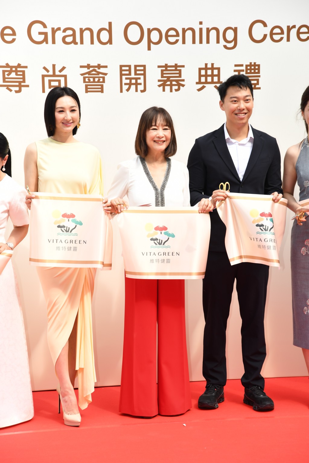 高Ling參與保健品品牌的開幕儀式。