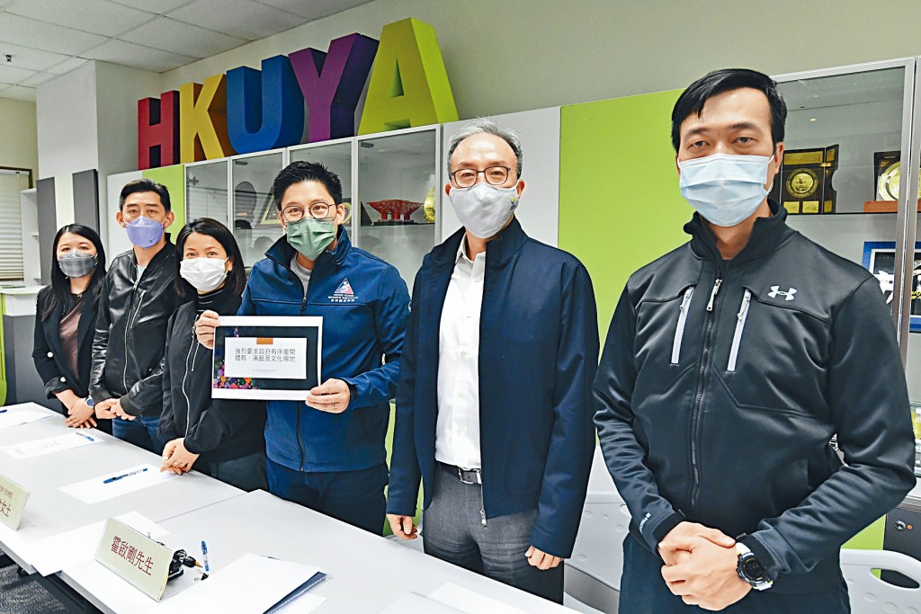 ■體育、演藝及文化界人士，促政府重開康文署體藝文化表演場地。右起：健身中心東主Jacky、網總副會長莫君逸、港協暨奧委會副會長霍啟剛、演戲家族行政總監姚潤敏、舞台技術及設計人員協會副主席陳力恒，戲院商會行政主任林曉凰。