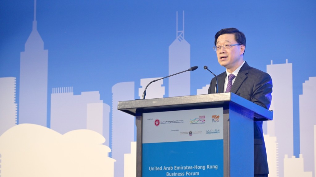 行政長官李家超在迪拜會見傳媒,總結中東之行。政府新聞處圖片