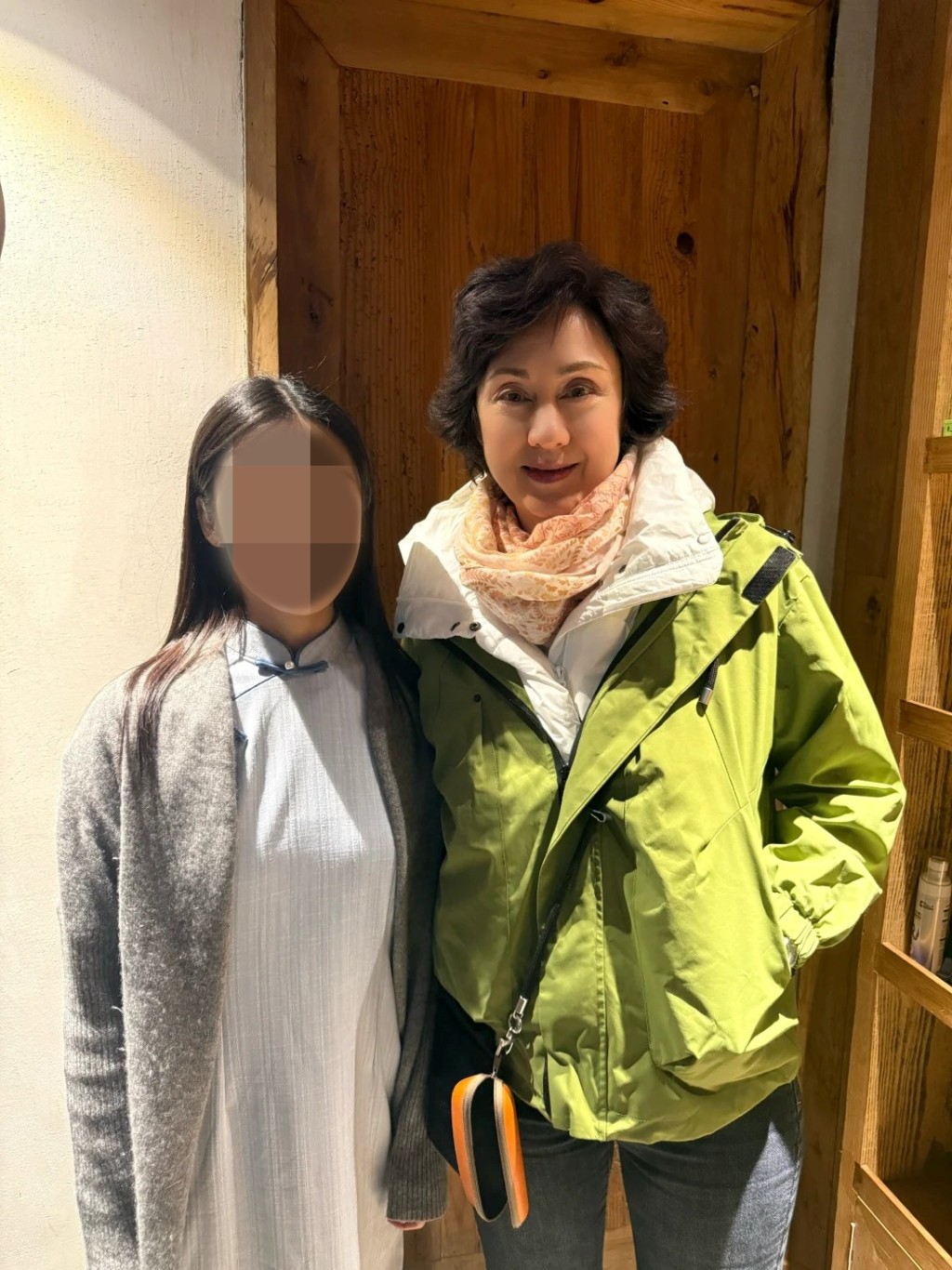 洪金寶太太高麗虹罕有露面，零濾鏡下肌膚依然白滑緊緻。