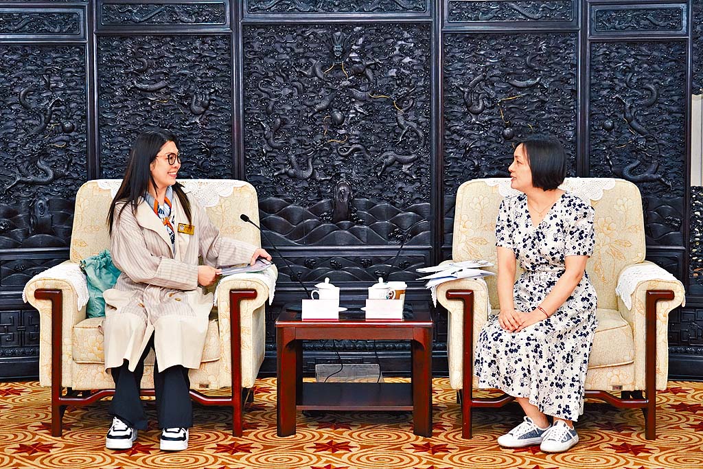 拜訪中央統戰部期間,李主席(左)分享了推廣國家安全教育及文化傳承項目、扶弱救災、成立人才資料庫等方面的工作,獲張副局長(右)肯定。 拜訪中央統戰部期間,李主席(左)分享了推廣國家安全教育及文化傳承項目、扶弱救災、成立人才資料庫等方面的工作,獲張副局長(右)肯定。
