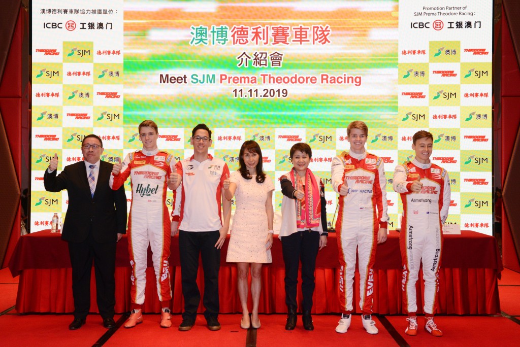 (左起)工銀澳門副行政總裁陳錦聯、澳博德利賽車隊車手韋迪、車隊行政總裁小葉德利、澳博董事局主席何超鳳、澳博常務董事兼行政總監梁安琪、澳博德利賽車隊車手舒華文及岩士唐，於澳博德利賽車隊介紹會預祝車隊節節勝利。相片由公關提供