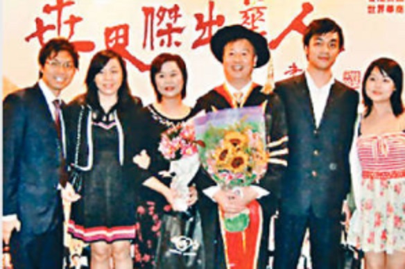 富商廖榕就(右三)與家人合照。網上圖片