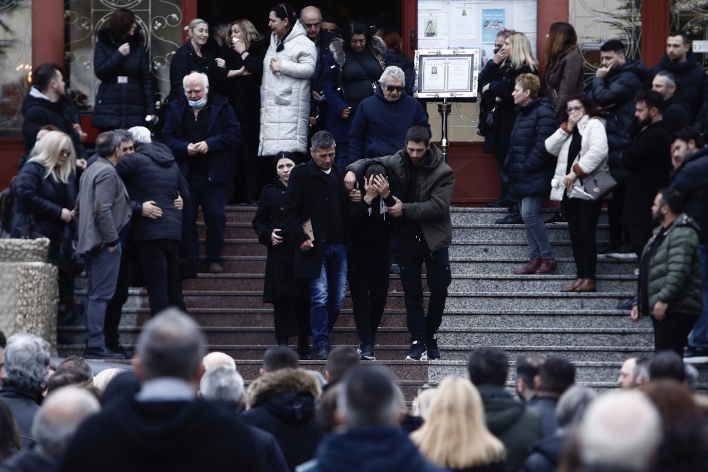 其中一名遇难者在卡泰里尼举殡。 美联社
