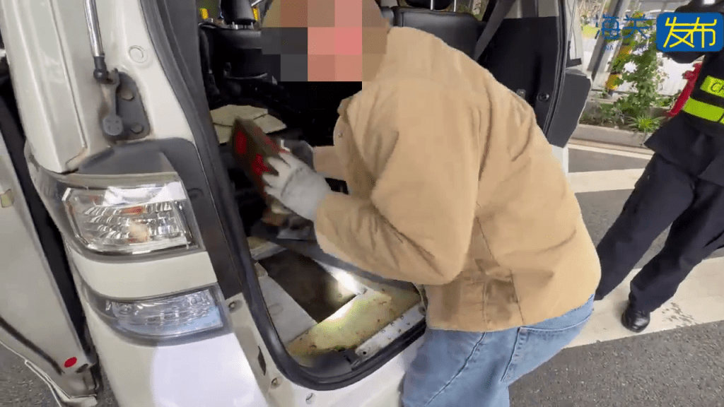 海关人员在车尾箱发现暗格藏“私烟”。