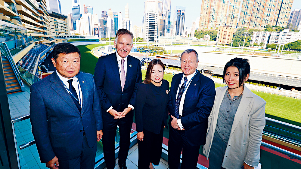 文化体育及旅游局局长罗淑佩（中）、马会行政总裁应家柏（右二）、香港公司治理公会会长司马志（左二）、港协暨奥委会义务秘书长杨祖赐（左一），及廉政公署防止贪污处助理处长王嫣（右一）出席体育管治及诚信国际论坛。