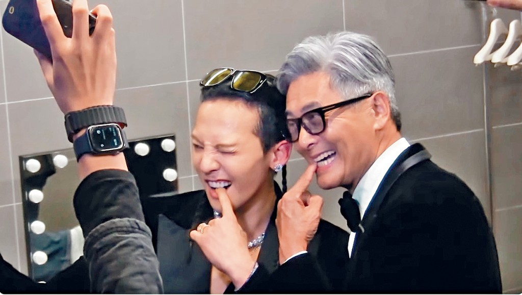 花絮片中，有GD與頒獎嘉賓周潤發搞笑自拍。