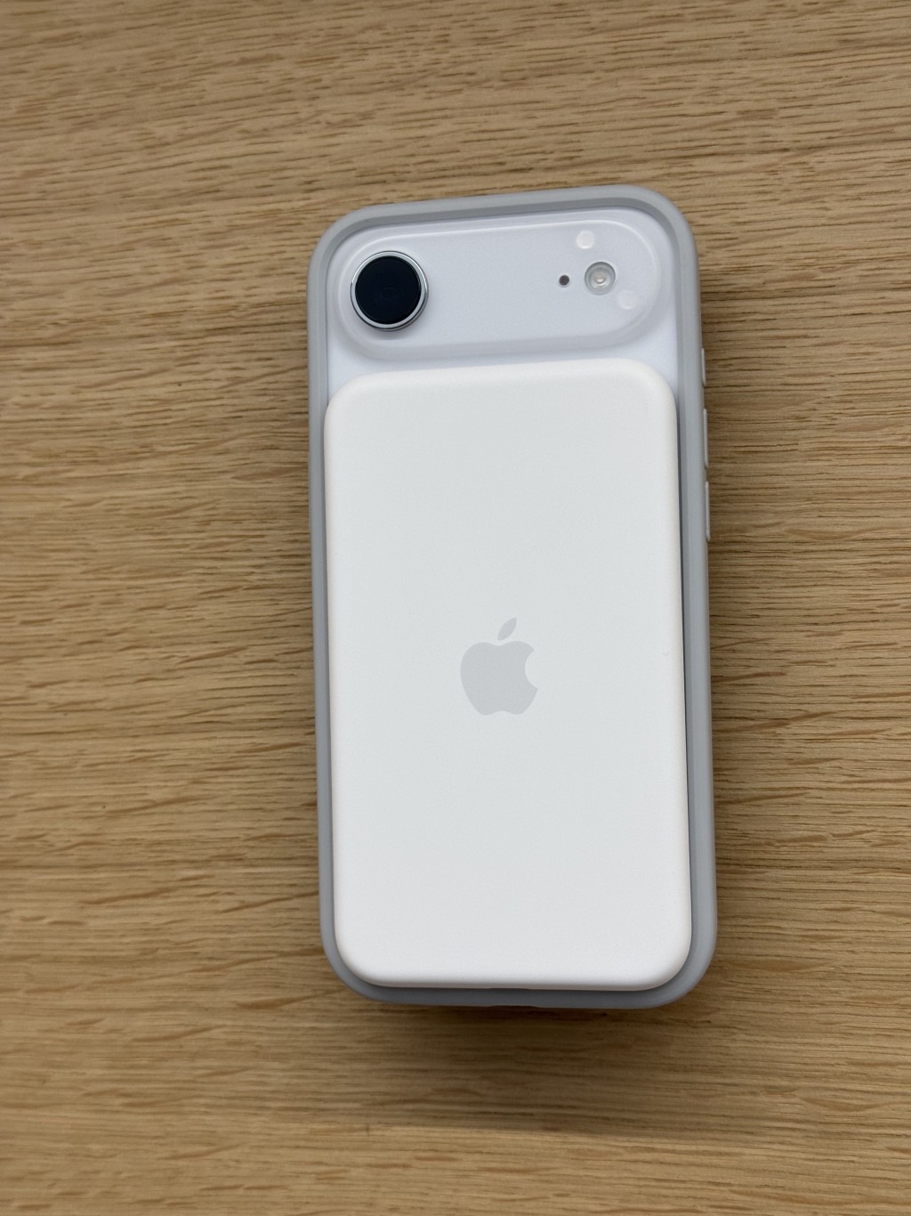 iPhone Air可加裝專用MagSafe尿袋延長使用時間。 iPhone Air可加裝專用MagSafe尿袋延長使用時間。