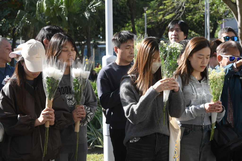 數百名市民今日到場獻花悼念死難者。