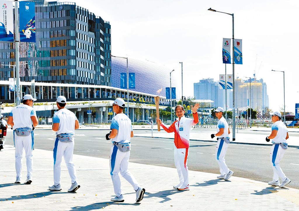 中電控股首席執行官及執行董事蔣東強成為火炬手。