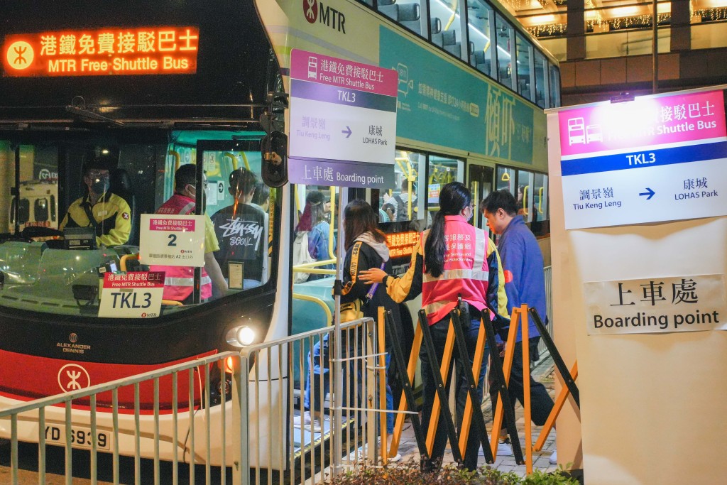 「受影響乘客」在職員的指引下有序地排隊，以及在調景嶺站公共運輸交匯處和翠嶺路的免費接駁巴士站上車。