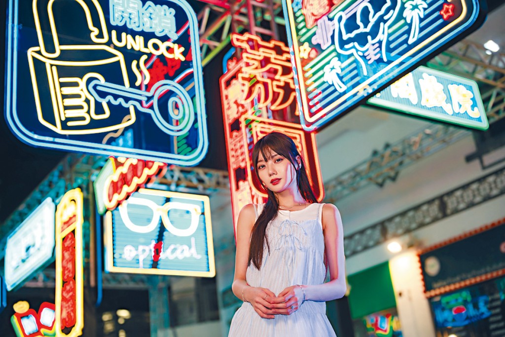 昂坪市集將化身霓虹燈大道,營造充滿港味嘅夜間浪漫。 昂坪市集將化身霓虹燈大道,營造充滿港味嘅夜間浪漫。