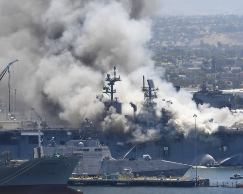美國海軍兩棲攻擊艦「好人理查號」發生爆炸。AP