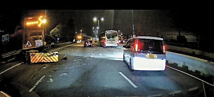 在道路上見到這一類黃色工程車,大家會有甚麼想法?這一類被稱為「箭咀車」的工程車,一般都是停在公路快綫,車身頂部備有多盞黃色閃燈,只要大家留心專注駕駛的話,無論日間或夜晚都會清楚見到這類工程車的。 在道路上見到這一類黃色工程車,大家會有甚麼想法?這一類被稱為「箭咀車」的工程車,一般都是停在公路快綫,車身頂部備有多盞黃色閃燈,只要大家留心專注駕駛的話,無論日間或夜晚都會清楚見到這類工程車的。