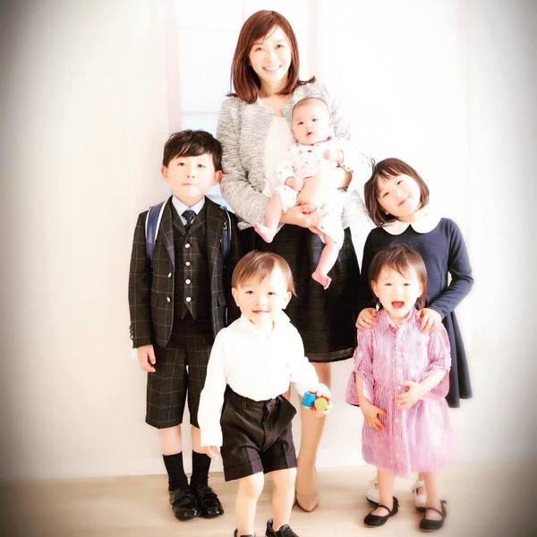 椋名凜在2011及2012年先後誕下長子和長女，2015年再添龍鳳胎，及至2017年再添一女。  ​