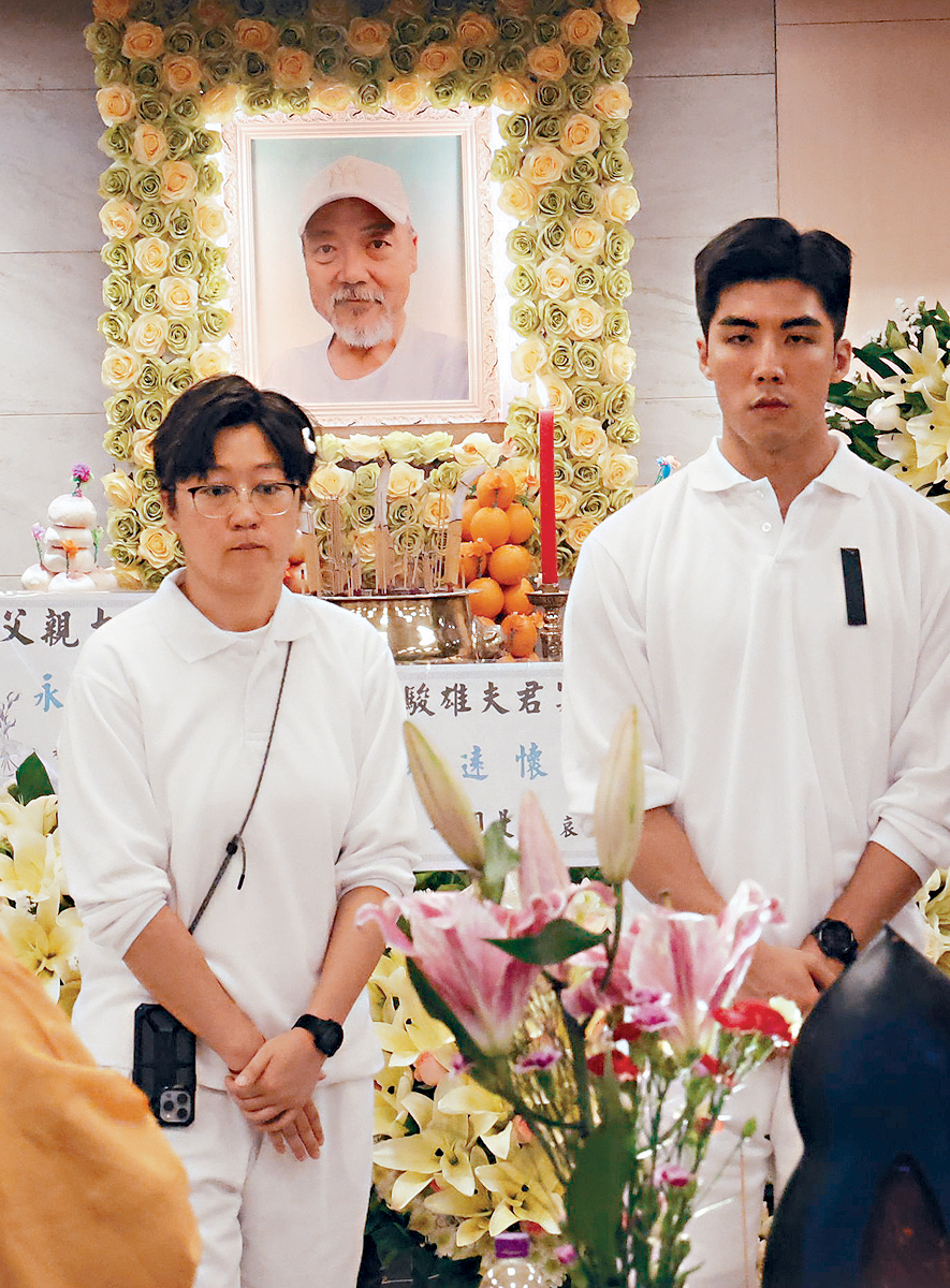 廖駿雄的子女在靈堂打點一切。