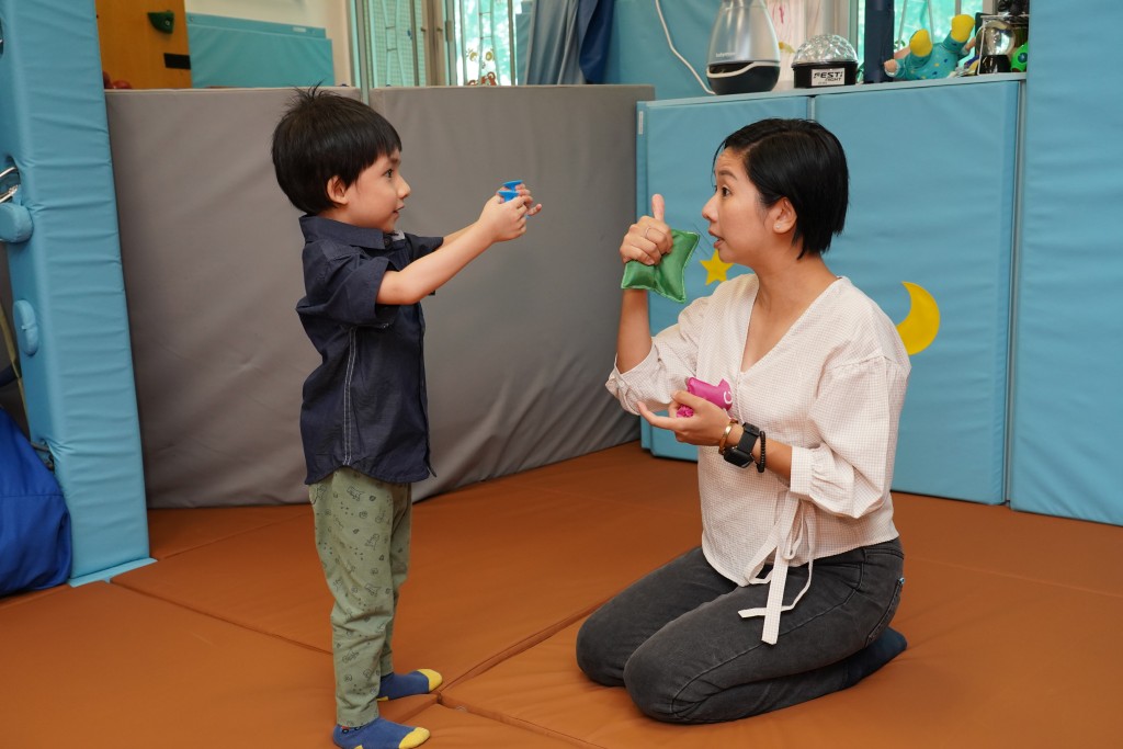 對於選校，除了與住所的距離、 學校提供的SEN支援外，Agnes亦希 望學校能夠為孩子提供充足的活動空間，不是一味「死 讀書」。（圖片來源：《親子王》）