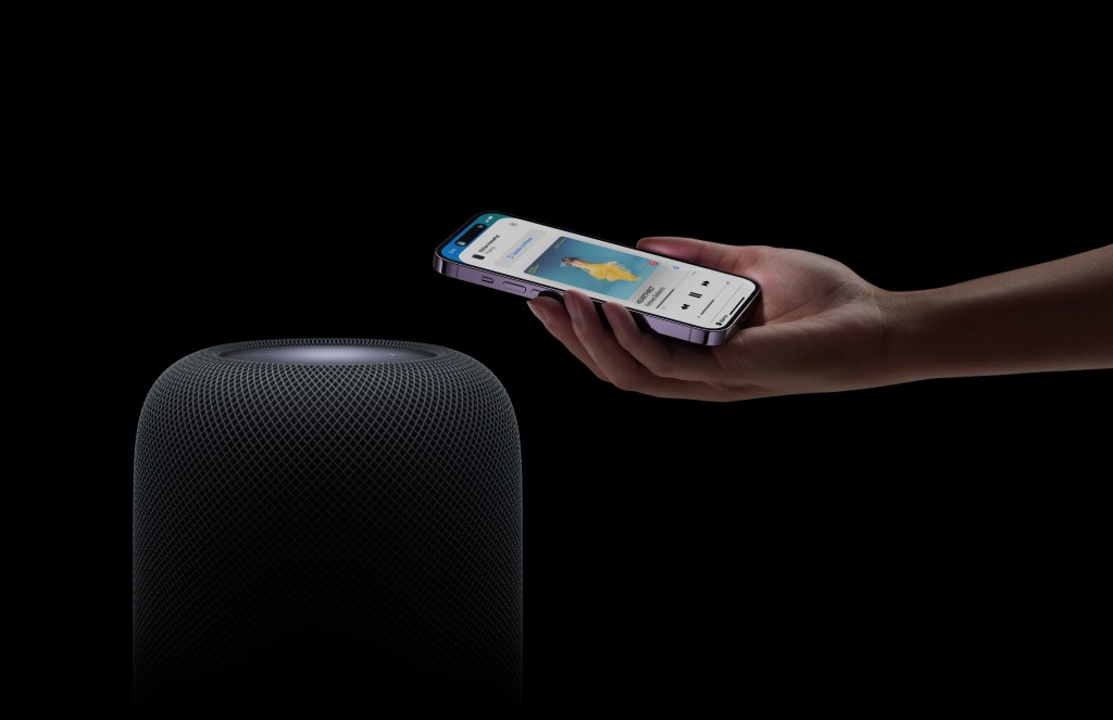 第2代HomePod支援UWB超寬頻技術，把iPhone移近至喇叭，即將音樂音樂轉至HomePod播放。