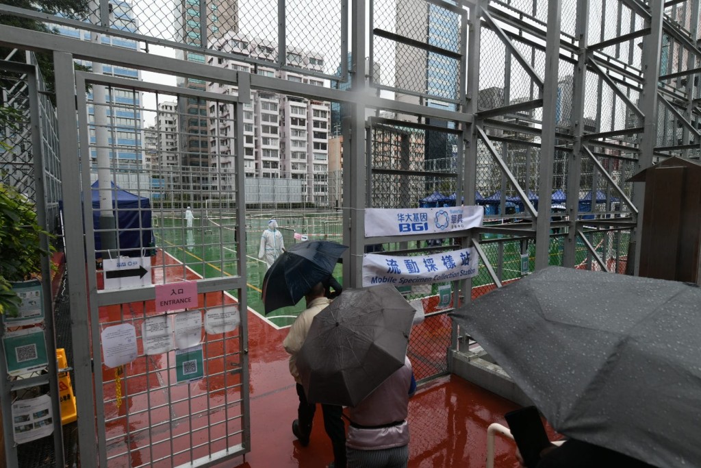 九龍公園小型足球場流動採樣站排隊情況。