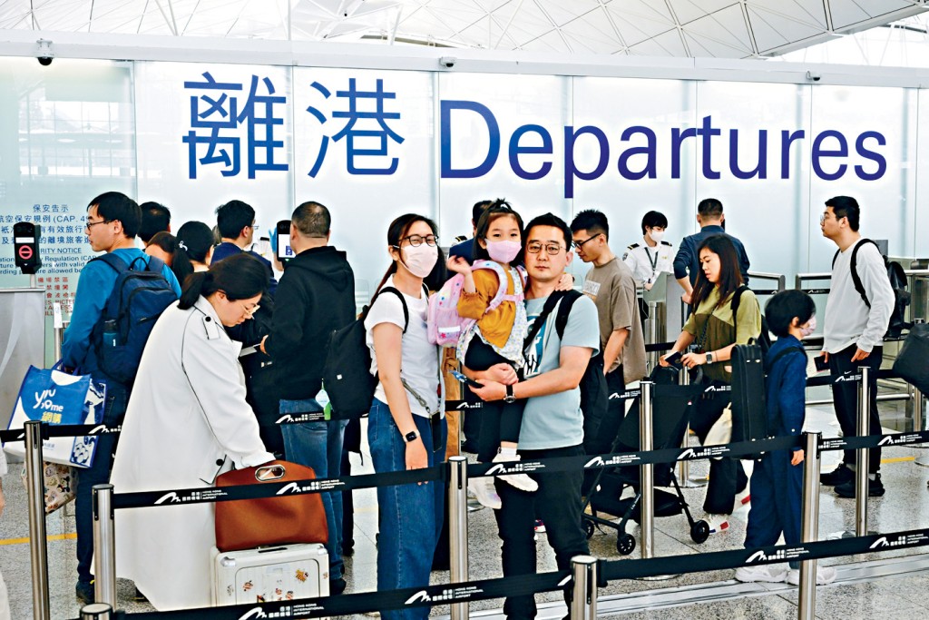 除了蜂擁北上外,不少市民選擇坐飛機旅遊「鬆一鬆」。