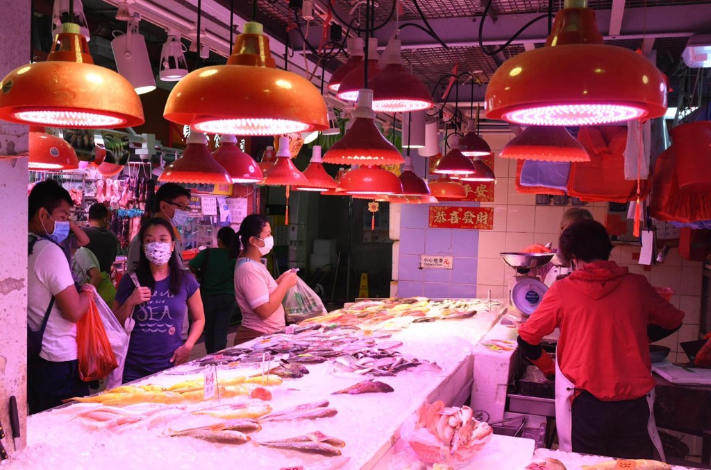 至於灣仔街市的涉事魚檔,店名為「黃國記」,並非衞生署公布的「福全」。