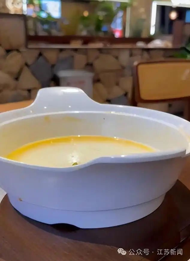 装载酸菜鱼的器皿暗藏“内增高”设计。