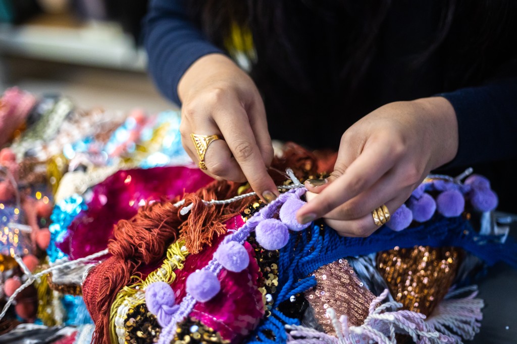 每件作品她都以人手制作，展现她拿手的编织工艺。